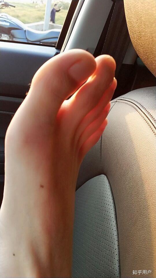 男孩子有一双好看的脚是一种什么样的体验?
