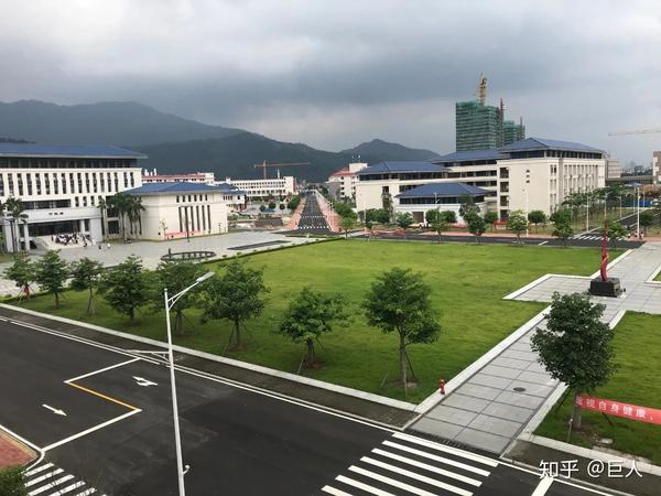 高要校区地址:广东省肇庆市高要区祈福大道 鼎湖校区地址:广东省肇庆