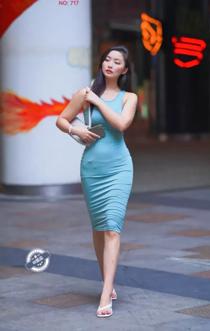 街拍美女气质紧身连衣裙秀出好身材