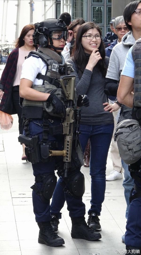 问: 香港警察都配备哪些武器装备?