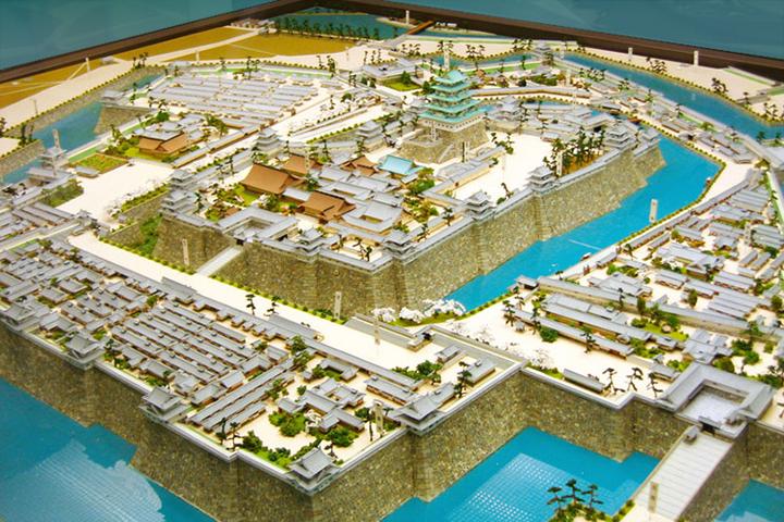 拿紫禁城和日本战国时期城堡来比较,首先从功能上来说是有所不同的.
