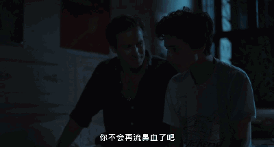 在昏暗的灯光下为爱鼓掌.