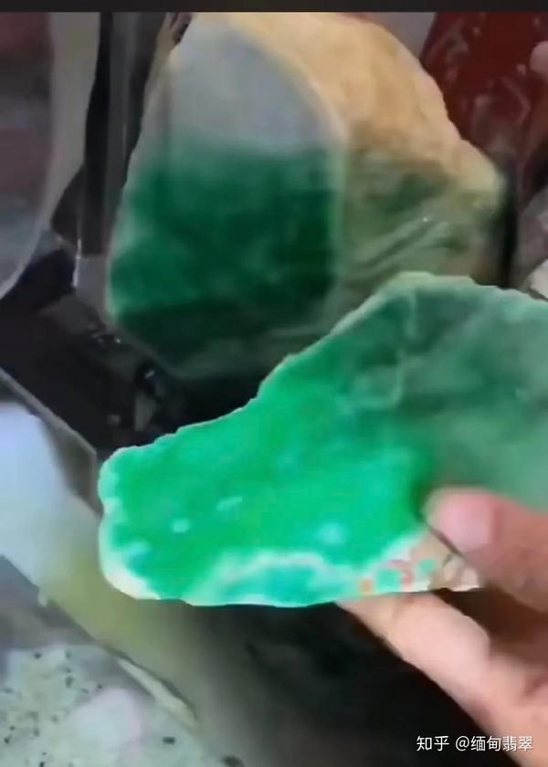 石破天惊翡翠赌石一刀切出一绿现场一片轰动