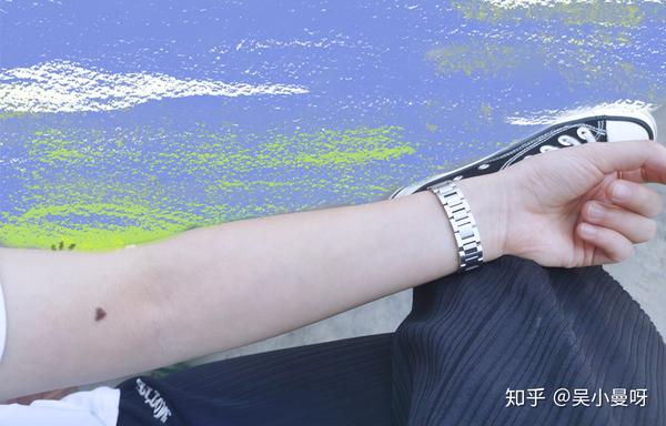 左手手臂上有一颗爱心痣以前还有人问我是不是纹的   真不是!