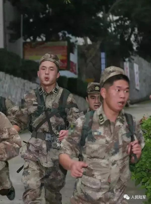 前一公里,劲头十足此时最重要的是保持好队形切勿单独开跑,落单太远