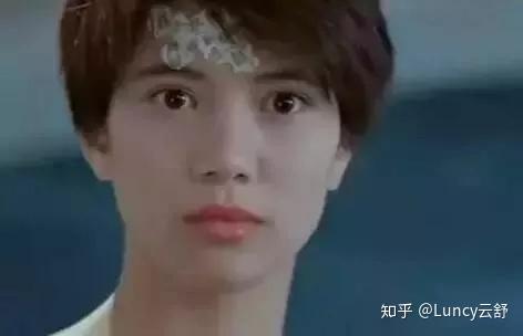 刚出道时的袁咏仪是那么的清新脱俗,一度成为娱乐圈的宠儿,集万千宠爱
