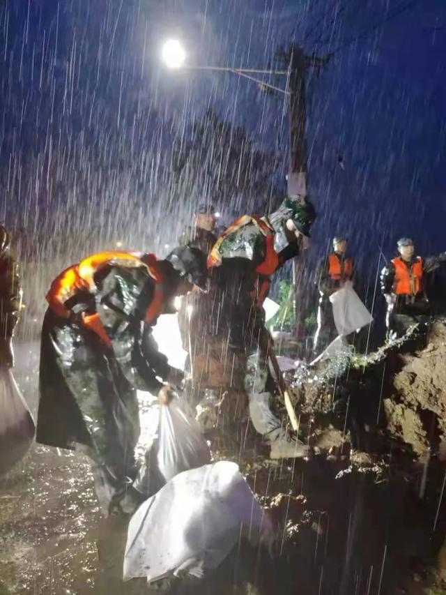 河南暴雨洪涝中的8个平凡英雄场景从00后10后到幼儿园难以置信