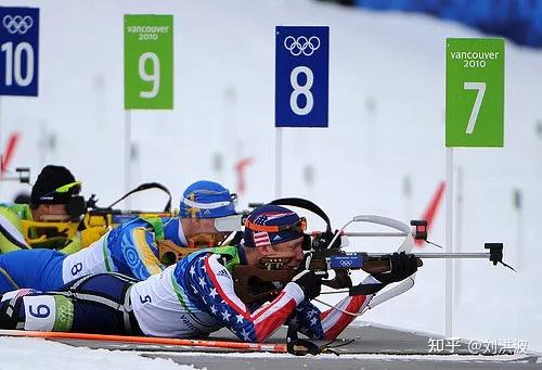 参与两项运动的选手叫biathlete / bai"03θli09t/89北欧两项起