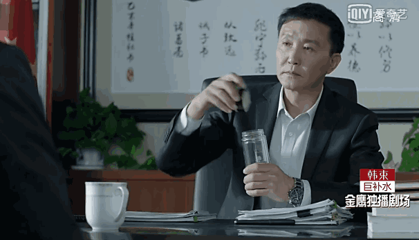 开新闻发布会的时候,也离不开他的杯子.