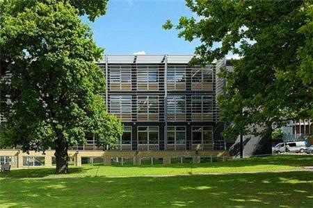 由英国女王亲自批准成立为大学,位于英国赫特福德郡的哈特菲尔德,是