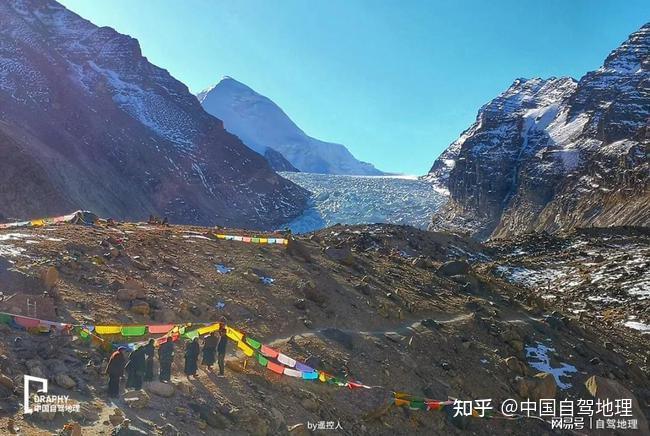 第二天出发往岗巴县的方向走,在岗巴一家川菜馆子吃完晚饭后,继续前行