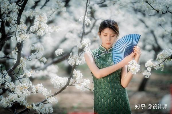 今天小编就和大家说说气质美女的旗袍照怎么拍,跟着小编来学这7个姿势