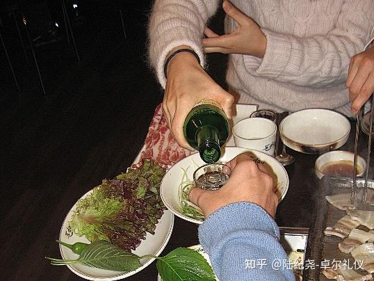 喝酒时得侧身用手掩着, 以示敬意.