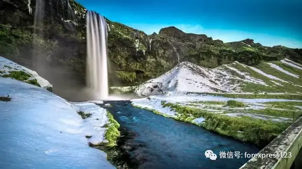 冰岛拥有大量的天然资源,电力主要有水力和地热能产生,而其国民人口较