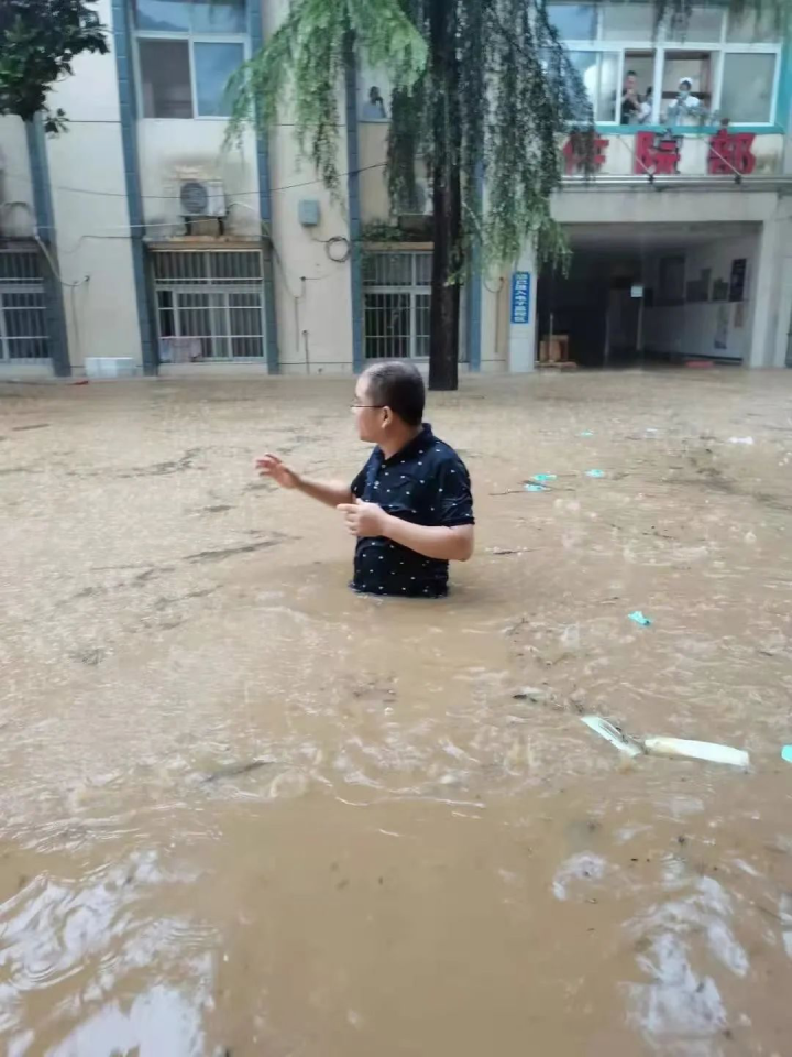 紧急湖北遭特大暴雨房屋被淹老人小孩困在家中郑州的悲剧千万别重演