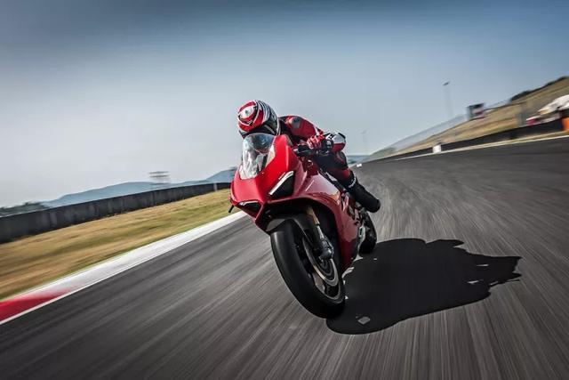 杜卡迪超级跑车panigale v4上市,售价23.7万 知乎