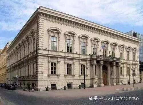 大学艺术团,béla bartók 合唱团,大学管弦乐团和民间舞蹈团为 elte