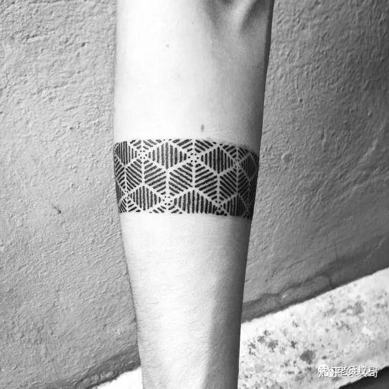 点刺纹身一个能帮你减少纹身痛感的绝美风格