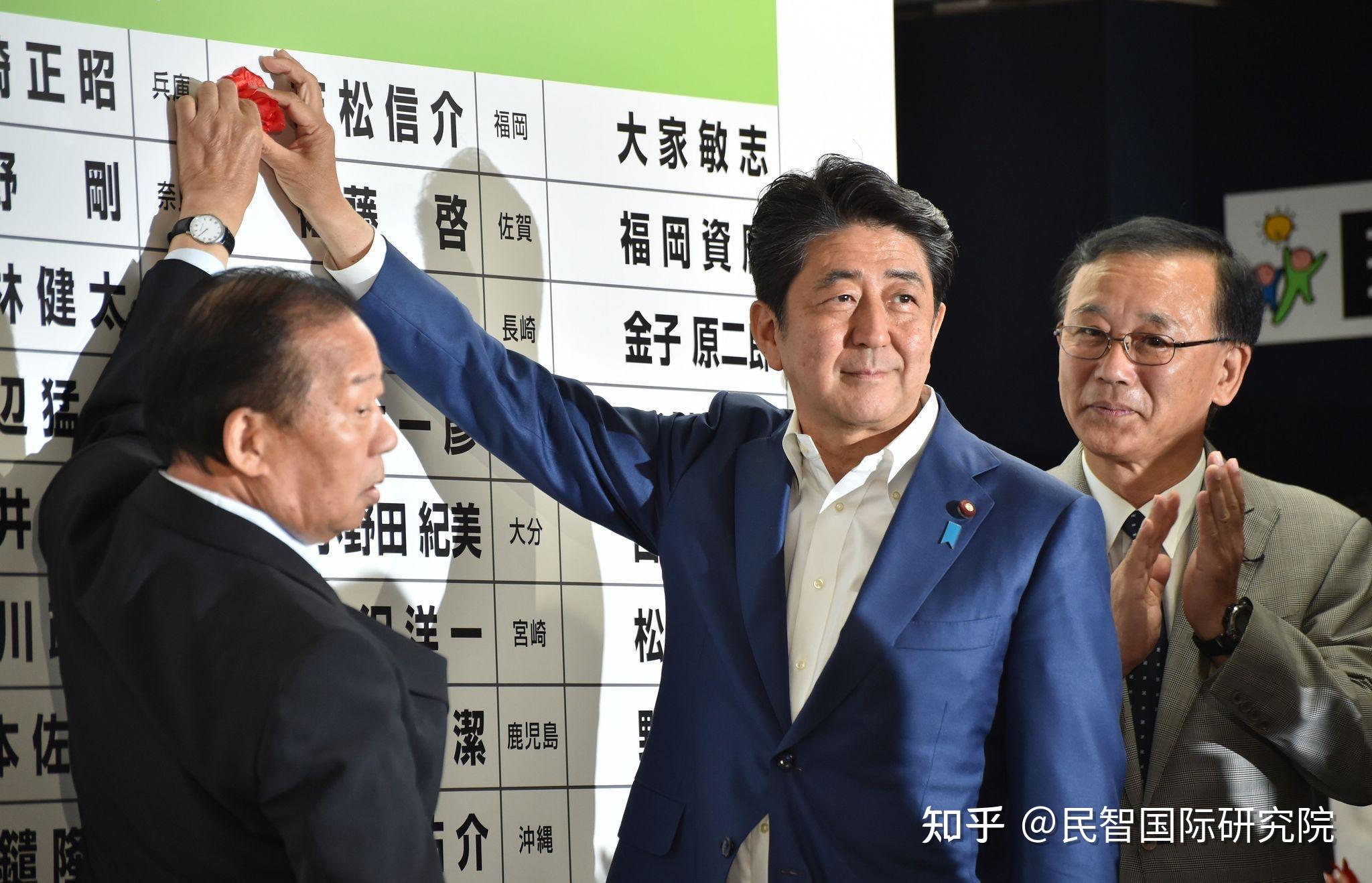 岸田文雄背后的男人是他