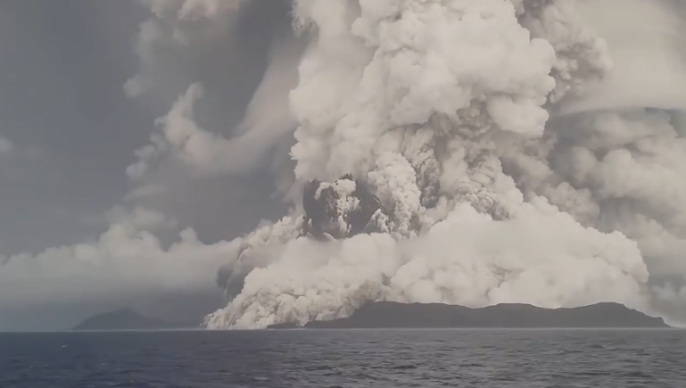 汤加山的苏醒火山喷发引发海啸整个汤加数十万人与世界失联别忙着关心