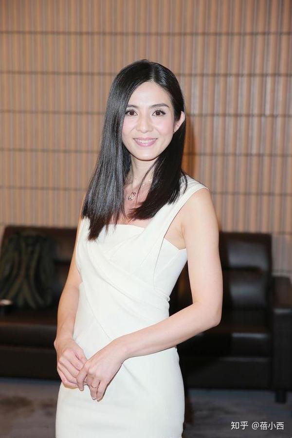 杨采妮高调在韩国亮相穿橙色连衣裙明艳照人46岁美得太惊艳