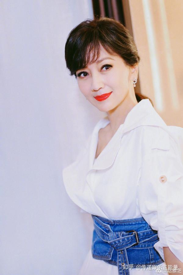年近70,赵雅芝晒美照,身材依旧苗条,她的漂亮迷人从未