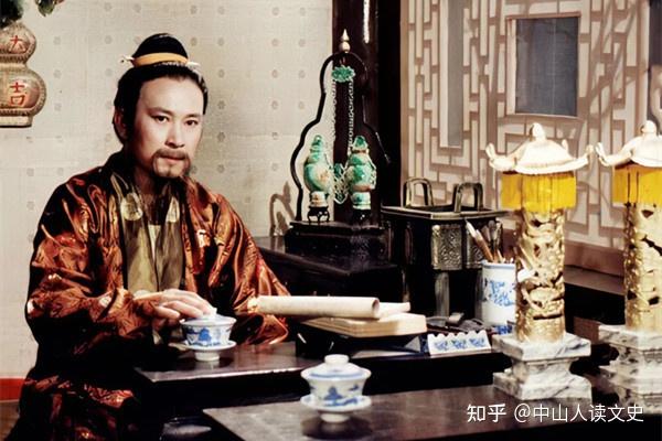 大家发现一个重要人物始终没有表态—贾宝玉的亲爹贾政,按说在红楼