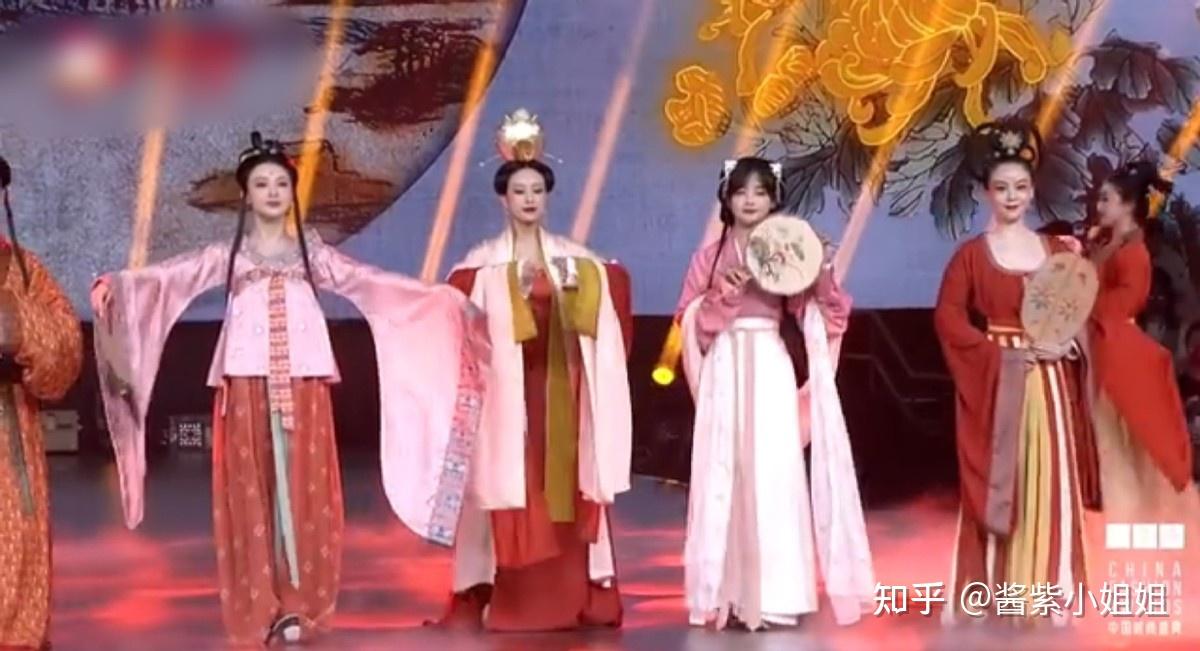 央视五位美女主播齐亮相张蕾汉服端庄优雅王冰冰造型清秀可人