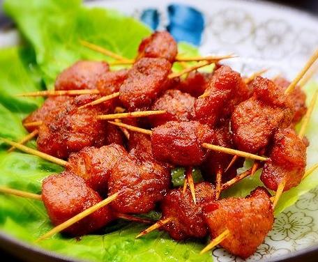 老师傅教你在家自制牙签肉,吃着皮酥肉嫩,恨不得天天这么吃!