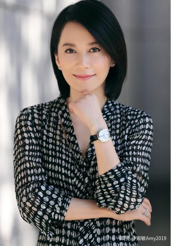 俞飞鸿短发造型真优雅,穿波点连衣裙配黑色手表,女神气质挡不住