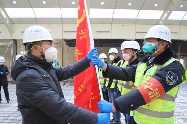 二公司党委书记 董事长何兵为党员先锋队授旗