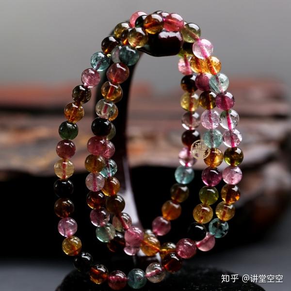 石榴石的硬度为7-8之间,常见的晶体形态为棱形十二面体,四角八面体