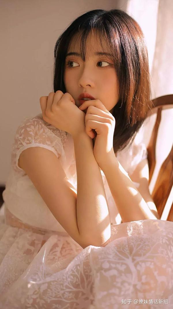 女生喜欢你,会有这3个行为,要大胆追她