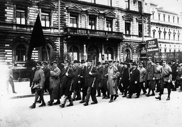 巴伐利亚苏维埃,建立于十一月革命的后一年,这一点十分重要,此时的