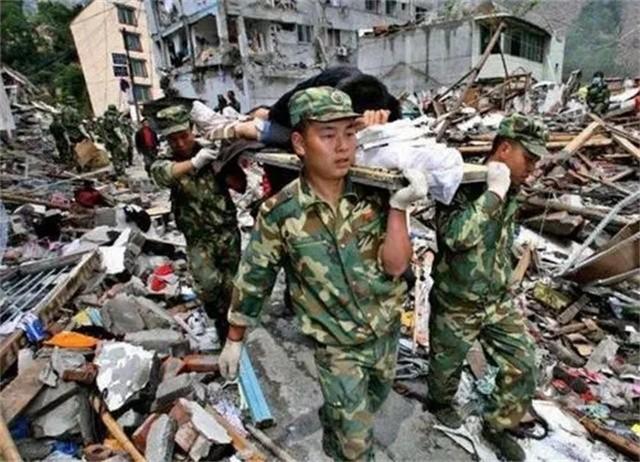 还记得汶川地震时的"让路女孩"吗?她现在很好,已经上高中了