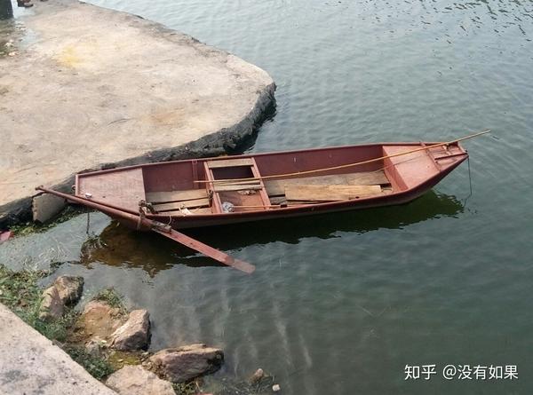 岸边的船