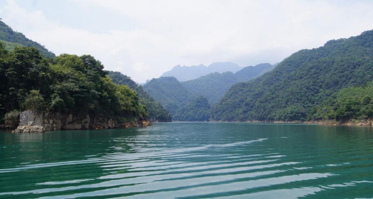 长湖风景区位于英德市区东部,大站镇黄岗的群山之中,距市区12公里