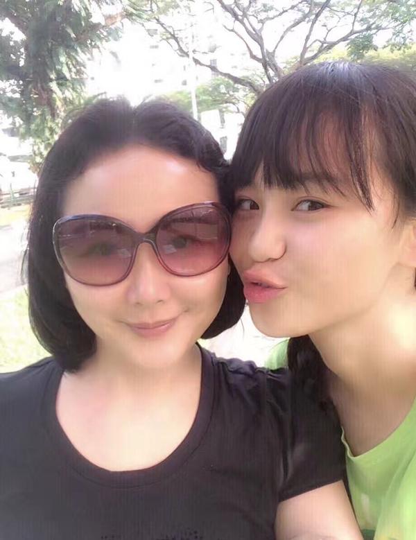 发我妈妈的照片,评论里一水都是夸我妈妈好看,有气质的,比夸我自己还
