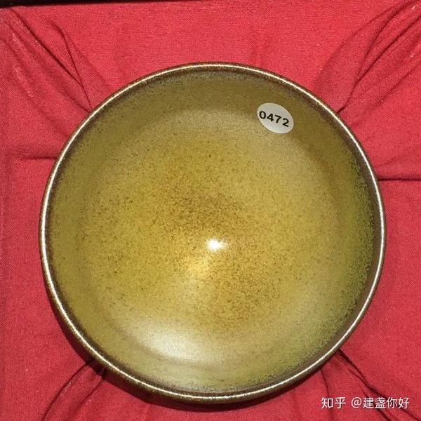 其次,鳝鱼黄釉瓷器相较于其余种类的黄釉瓷器,还多一份独具魅力的