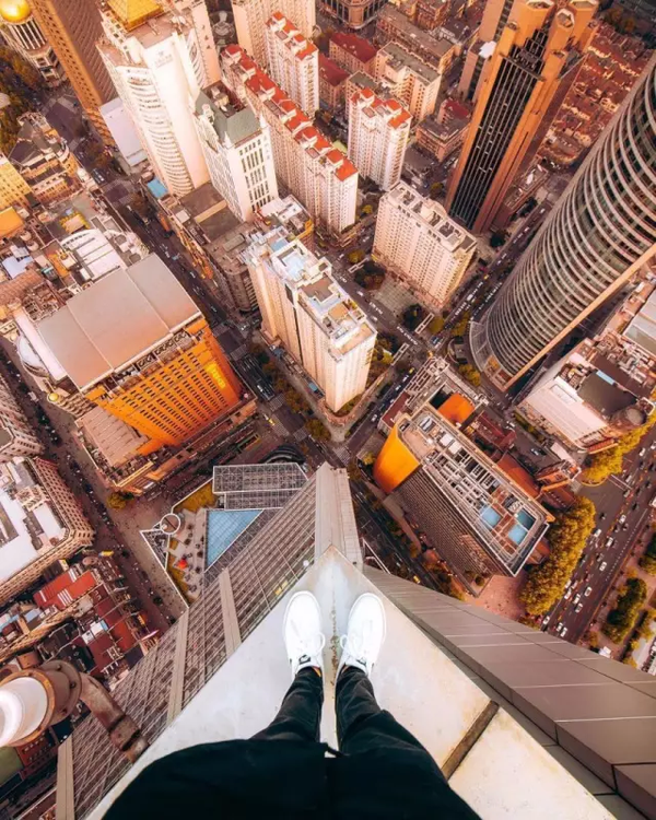 16岁冒险少年,爬上上海高楼,在楼顶边缘纪录下城市的