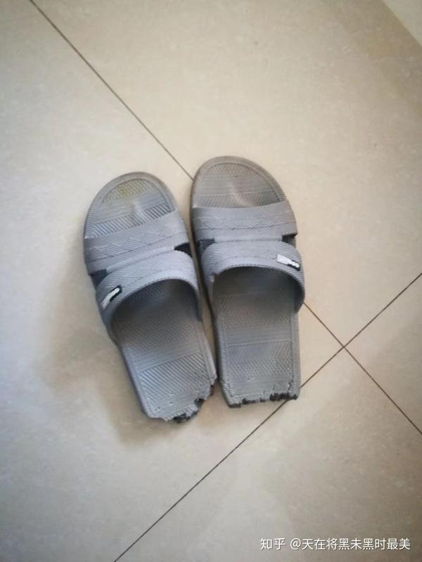 我弟被咬坏的第二双拖鞋,我家狗子可能有强迫症,咬的还蛮整齐