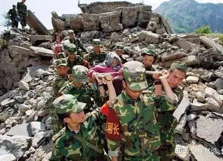 年少只知当兵苦,读懂军人不少年