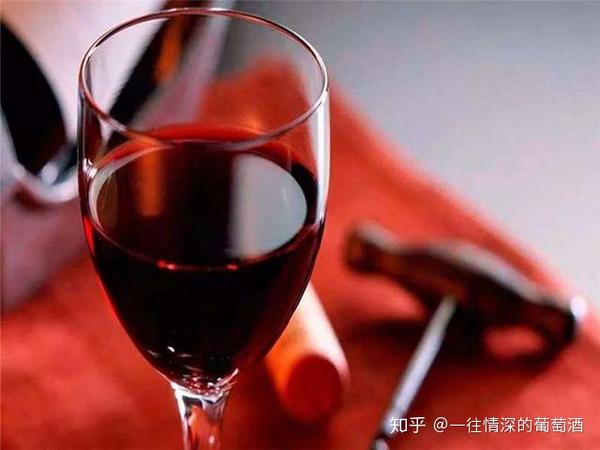红酒不敢乱喝了,长期喝红酒后身体发生了这样的变化!