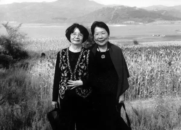 叶嘉莹与席慕蓉在叶赫河畔