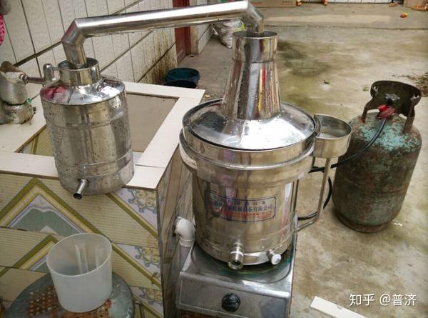我们在网店上,能够很容易买到各种家庭酿酒设备,便宜的一千多一套.
