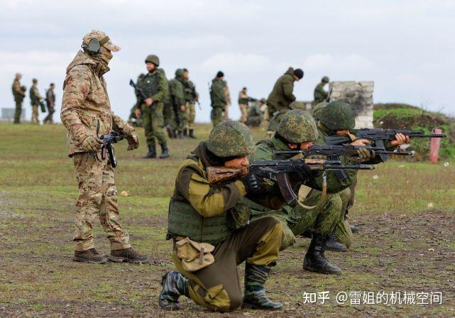 乌克兰前线俄军装备中国81式胸挂来源成谜却令很多老兵怀念