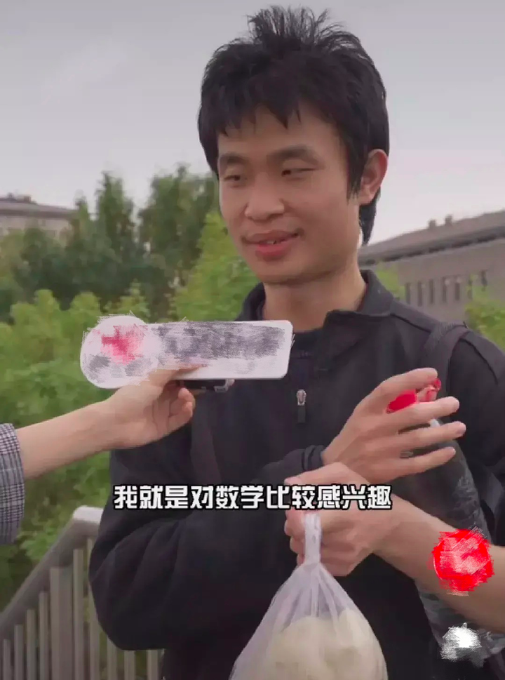 北大"最土"教授街头爆红:层次越高的人,越懂朴素的力量