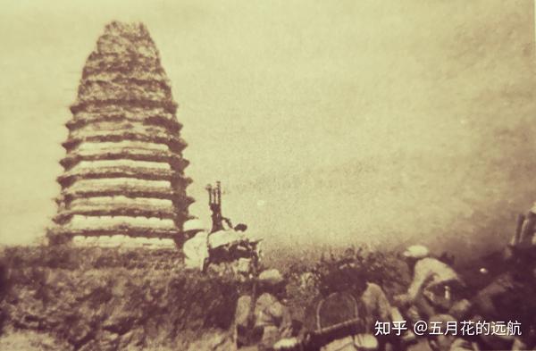 解放军攻锦前战解放义县,尖刀班向城防纵深大佛寺宝塔一带运动