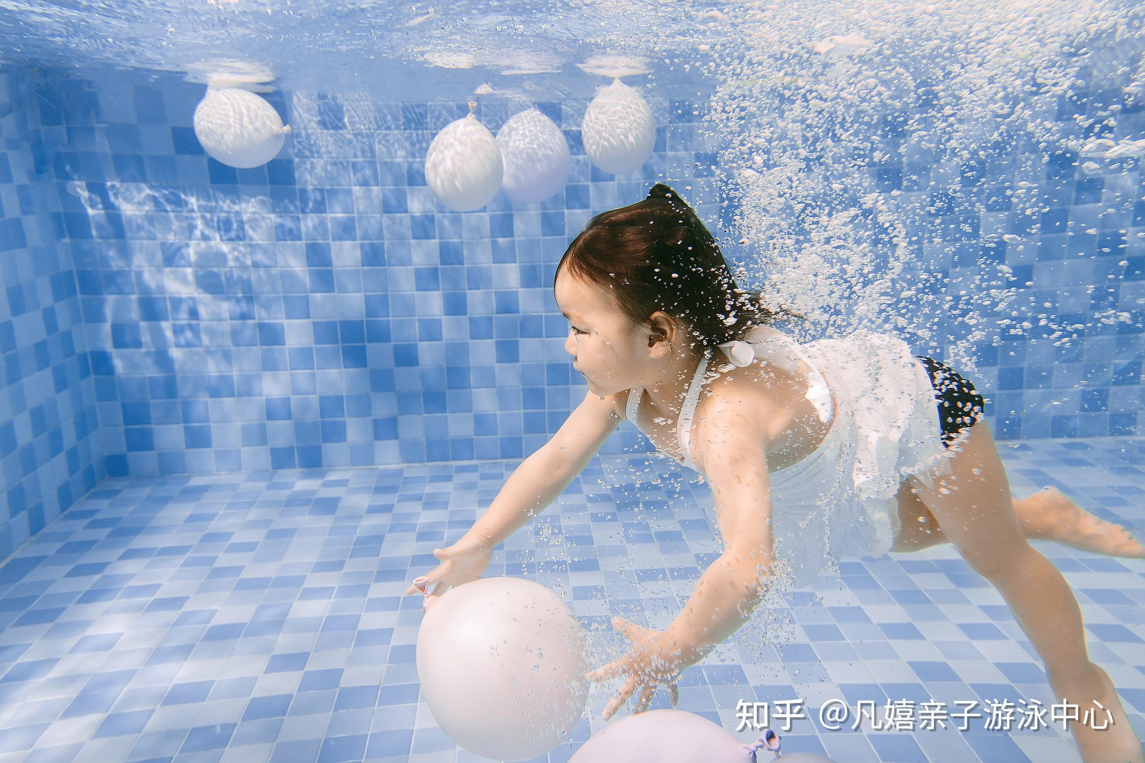孩子是如何做到潜水的凡嬉亲子游泳中心