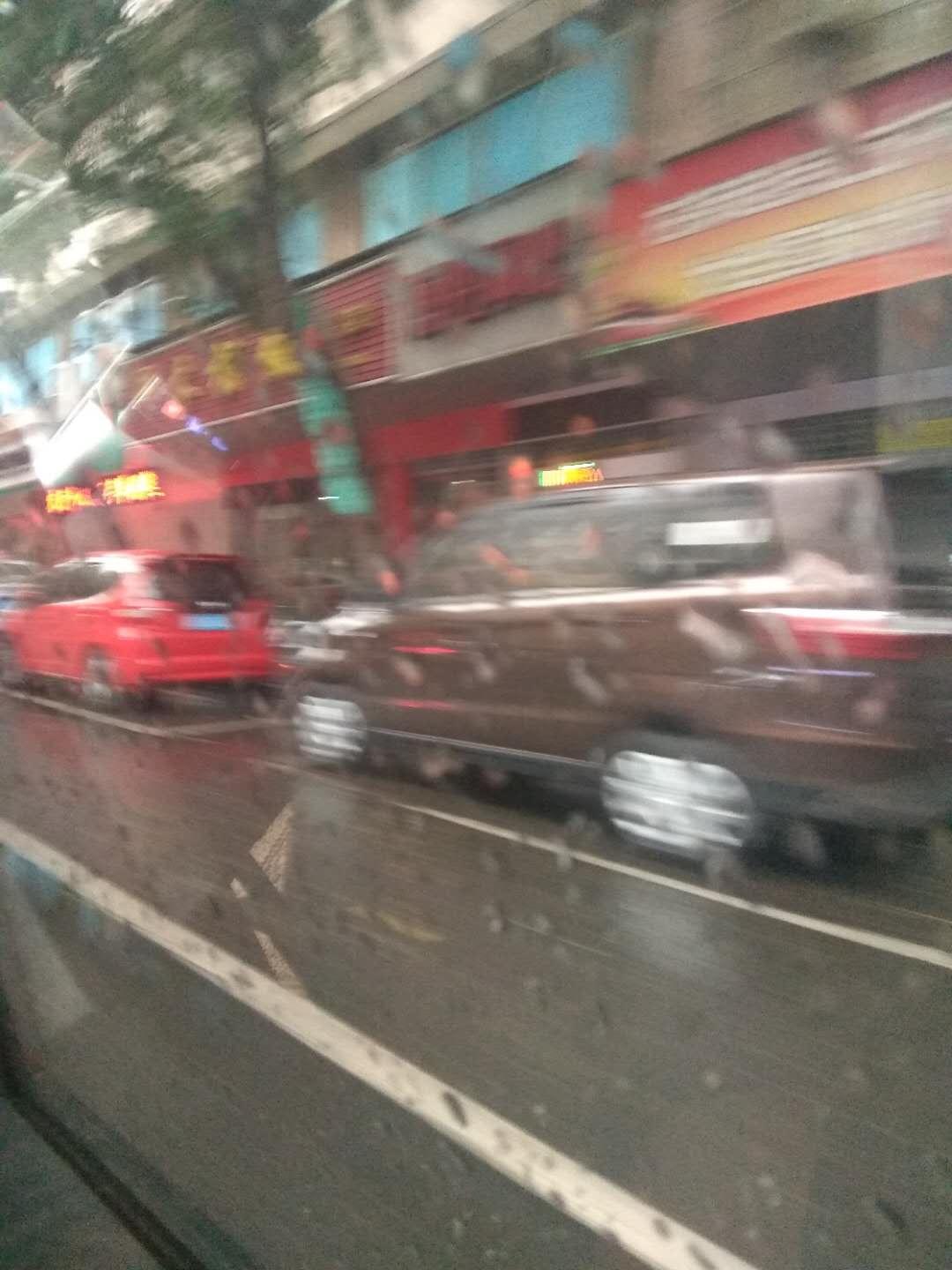 我在佛山,高温,下雨,我却在车上被气得笑出了声.